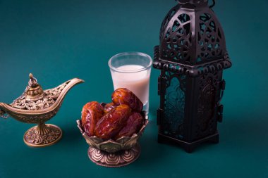 Ramazan Kareem oruç tutuyor Yemek Kavramı, Bronz tabak günleri, süt ve fener Aladdin lamba süslemesi, bayram Arap Müslüman dini festivali koyu yeşil arka planda metin alanı ile birlikte