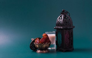 Ramazan Kareem oruç tutuyor Yemek Kavramı, Bronz tabak günleri, süt ve fener Aladdin lamba süslemesi, bayram Arap Müslüman dini festivali koyu yeşil arka planda metin alanı ile birlikte