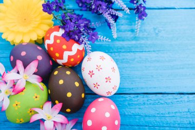 Mavi ahşap zemin üzerinde paskalya yumurtaları üst görünümü ve kullanmak için kopyalama alanı