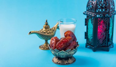 Ramazan Kareem oruç tutuyor Yemek Kavramı, Bronz tabak, süt ve fener Aladdin lamba süslemesi, bayram Arap Müslüman dini festivali mavi arka planda metin alanı ile birlikte