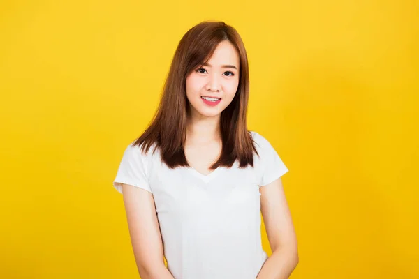 Asyalı Mutlu Portre Güzel Genç Kız Ayakta Duruyor Tişört Giyiyor — Stok fotoğraf