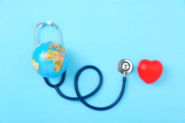 Conceito Dia Mundial Saúde Estetoscópio Globo Coração Vermelho Fundo Azul — Fotografia de Stock
