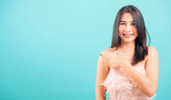 Glimlachend Gezicht Aziatische Mooie Vrouw Haar Wijsvinger Naast Zoek Naar — Stockfoto