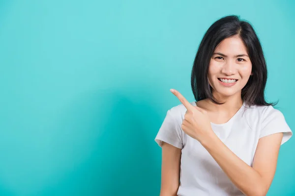 Retrato Asiática Hermosa Mujer Joven Con Camiseta Blanca Pie Sonrisa — Foto de Stock