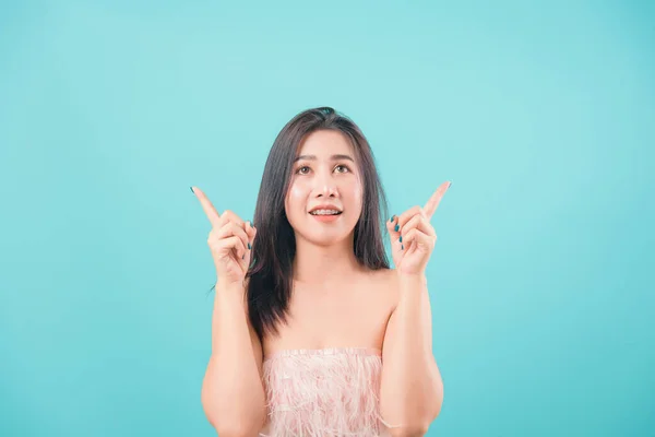 Asiático Feliz Retrato Bela Jovem Mulher Seu Ponteiro Dedo Para — Fotografia de Stock