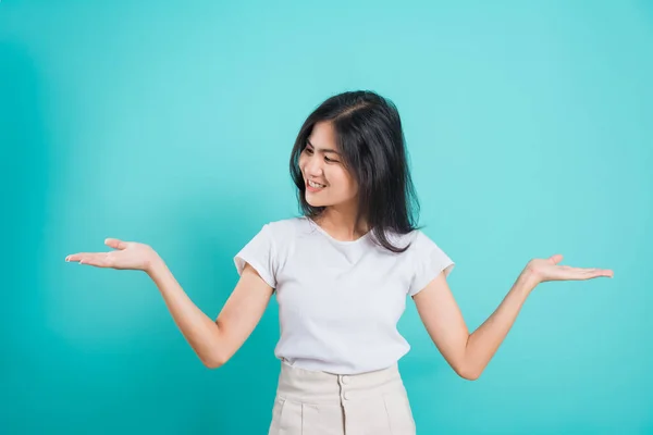 Retrato Asiático Hermosa Joven Mujer Pie Usar Camiseta Ella Mostrando —  Fotos de Stock