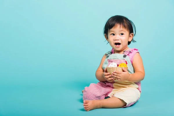 Азійська Мила Маленька Дівчинка Тримає Пасхальне Яйце Кошику Студія Вистрілила — стокове фото