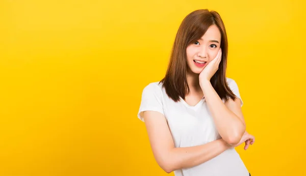 Asiático Feliz Retrato Bonito Jovem Mulher Desgaste Branco Shirt Postagem — Fotografia de Stock