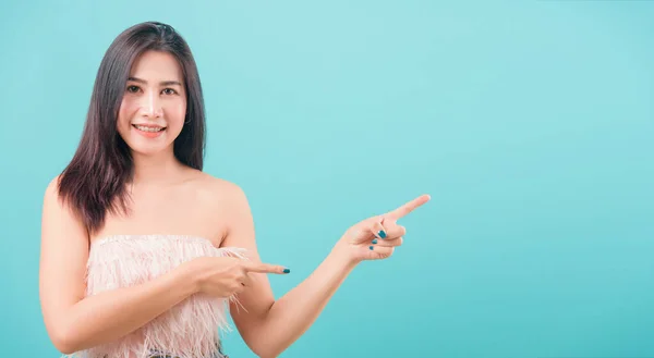 Asiática Feliz Retrato Hermosa Joven Pie Dedo Señalando Fuera Mirando —  Fotos de Stock