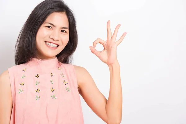 Retrato Asiático Hermosa Mujer Joven Pie Ella Hizo Dedo Símbolo —  Fotos de Stock