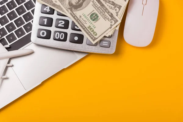 세금의 날입니다 계산기 노트북 컴퓨터 노란색 비즈니스 개념에 텍스트 포함되어 — 스톡 사진