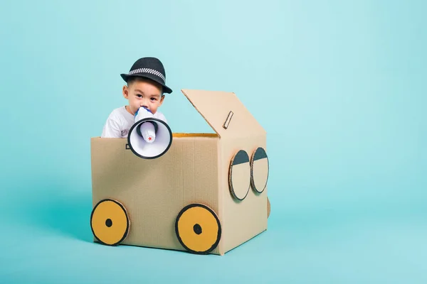 Glückliche Asiatische Kinder Lächeln Fahrenden Spielauto Kreativ Durch Eine Pappschachtel — Stockfoto