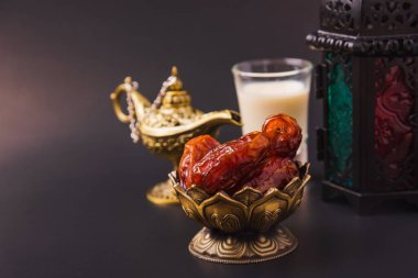 Ramazan Kareem oruç tutuyor Yemek Kavramı, Bronz tabak, süt ve fener Aladdin lamba süslemesi, bayram Arap Müslüman dini festivali siyah arka planda metin alanı ile