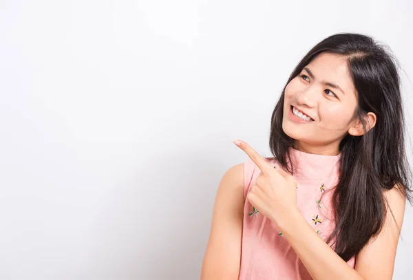 Retrato Asiático Hermosa Joven Mujer Pie Sonrisa Viendo Dientes Blancos —  Fotos de Stock