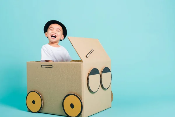 Anak Anak Asia Yang Bahagia Tersenyum Sambil Mengemudi Mobil Yang — Stok Foto