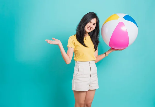 Feliz Asiática Joven Hermosa Mujer Sonriendo Dientes Blancos Pie Usar — Foto de Stock