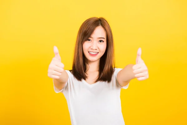 Asiático Feliz Retrato Bonito Jovem Mulher Adolescente Desgaste Shirt Mostrando — Fotografia de Stock