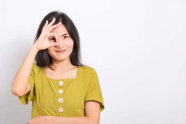 Retrato Asiática Hermosa Mujer Joven Pie Ella Hizo Dedo Símbolo —  Fotos de Stock