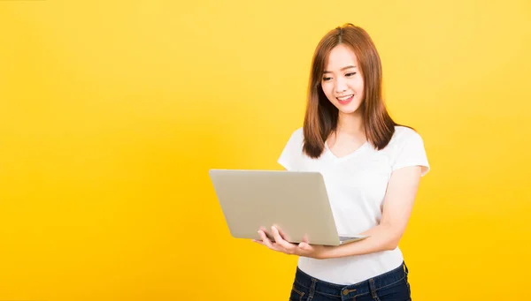 아시아인 아름다운 귀여운 소녀가 웃으며 소녀가 컴퓨터를 컴퓨터가 고립된 티셔츠를 — 스톡 사진