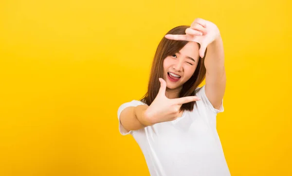 Asiática Feliz Retrato Hermosa Linda Joven Mujer Pie Usar Camiseta —  Fotos de Stock