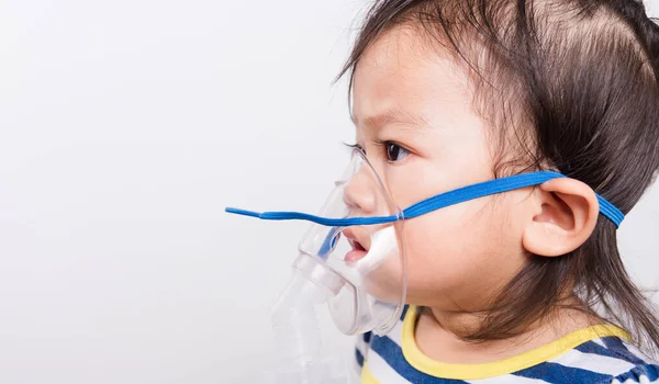 Closeup Rosto Asiático Pequena Menina Doente Ela Usando Inalador Vapor — Fotografia de Stock