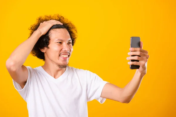 Portret Aziatische Knappe Man Krullend Haar Nemen Selfie Met Mobiele — Stockfoto