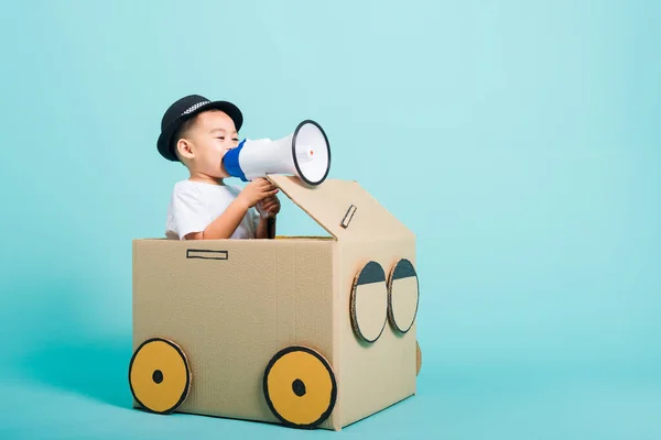 Glückliche Asiatische Kinder Lächeln Fahrenden Spielauto Kreativ Durch Eine Pappschachtel — Stockfoto