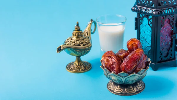 ラマダーンカレーム断食食品のコンセプト ブロンズプレートの日付 ミルク ランタンアラジンランプの装飾 テキストのためのコピースペースを持つ青の背景にある青い背景にあるイスラム教の宗教的な祭り — ストック写真