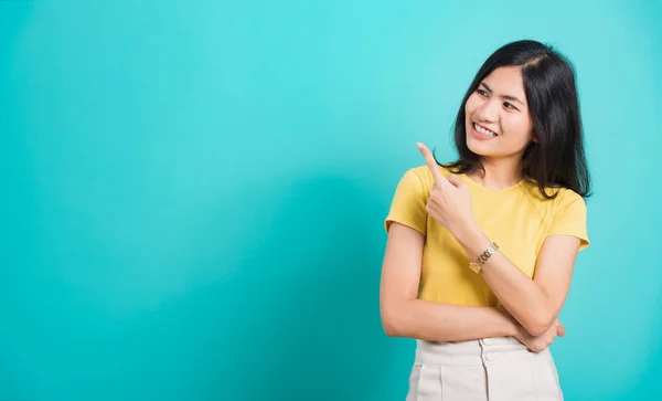 Retrato Asiática Hermosa Mujer Joven Con Camiseta Amarilla Pie Sonrisa — Foto de Stock