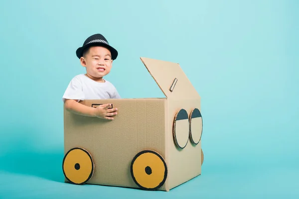 Щасливий Азіатський Хлопчик Посміхається Керуванні Автомобілем Творчої Фантазії Картону Літньої — стокове фото