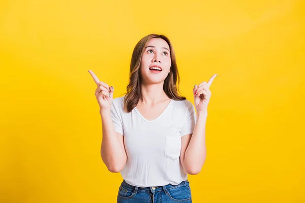 Asiática Tailandesa Feliz Retrato Hermosa Linda Joven Pie Llevar Camiseta — Foto de Stock