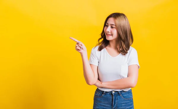 Asiática Tailandesa Feliz Retrato Hermosa Linda Joven Pie Llevar Camiseta — Foto de Stock