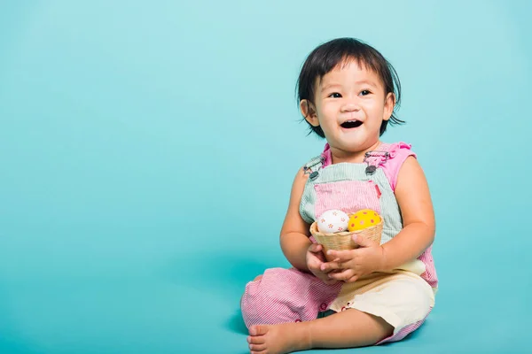 Paskalya Yumurtasını Sepete Koyan Asyalı Şirin Küçük Kız Çocuğu Fotokopi — Stok fotoğraf