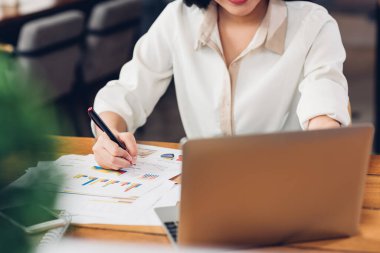 Hayat tarzı serbest çalışan bir kadın ve dizüstü bilgisayar. Kahve dükkanında grafiksel kar tablosunu inceledi.