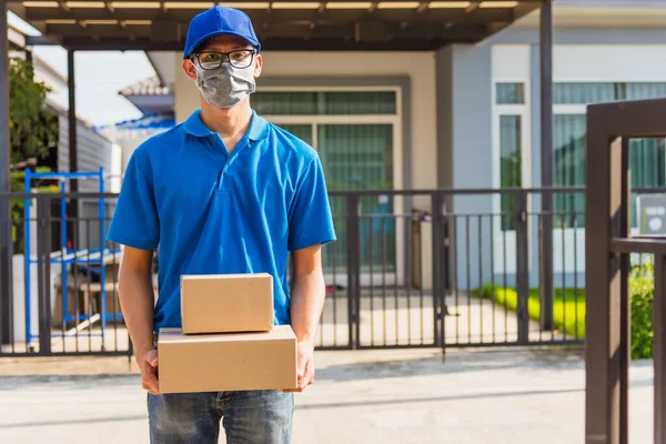 Repartidor Joven Asiático Mensajero Línea Con Caja Gorra Azul Uniforme —  Fotos de Stock