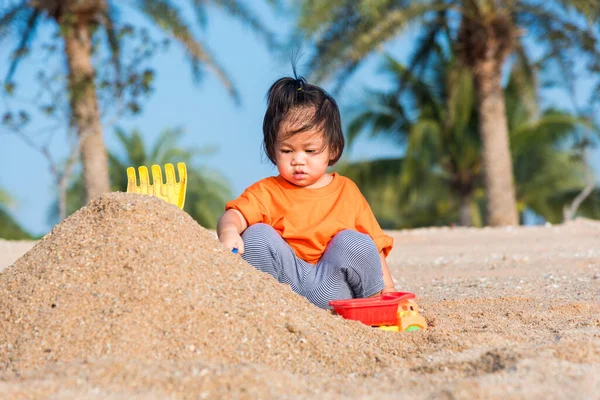 Asiático Tailandés Feliz Lindo Poco Alegre Hija Chica Divertido Excavación — Foto de Stock