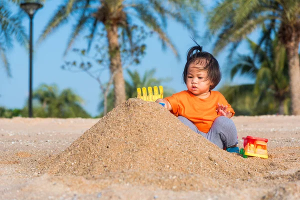 Asiático Tailandés Feliz Lindo Poco Alegre Hija Chica Divertido Excavación — Foto de Stock