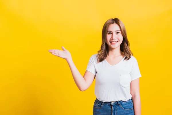 Asiática Tailandesa Feliz Retrato Hermosa Linda Mujer Joven Pie Llevar — Foto de Stock