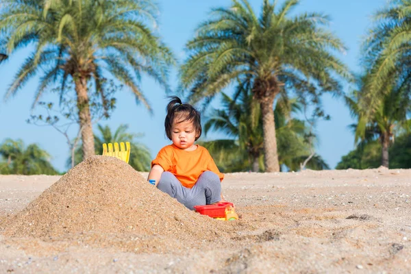 Asiático Tailandés Feliz Lindo Poco Alegre Hija Chica Divertido Excavación — Foto de Stock