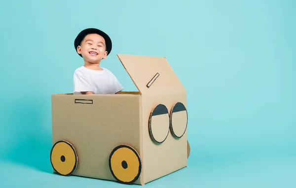 Mutlu Asyalı Çocuk Araba Sürerken Gülümse Karton Kutu Hayal Gücü — Stok fotoğraf
