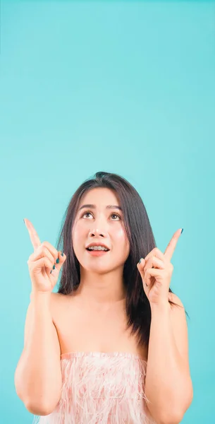 Lächelndes Gesicht Asiatische Schöne Frau Mit Erhobenem Zeigefinger Auf Blauem — Stockfoto