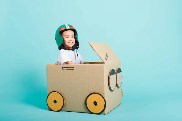 Miğferli Mutlu Asyalı Çocuk Araba Sürerken Gülümsüyor Karton Kutu Hayal — Stok fotoğraf