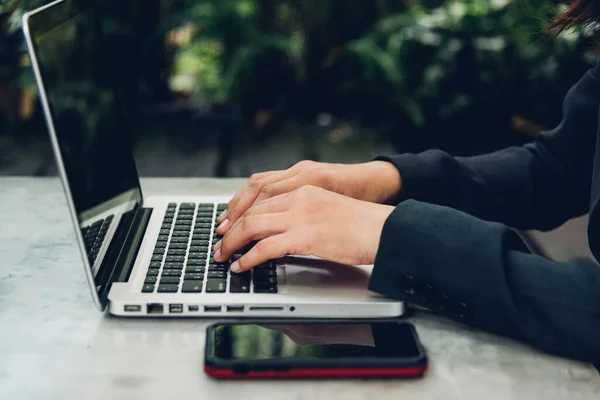 Business Woman Using His Computer Laptop Desk Surrounded Nature — Stock Photo, Image