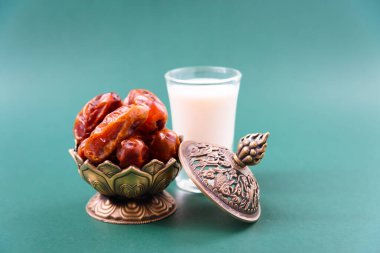 Ramazan, altın kaseli tarihler, Süt, Arap Aladdin altın lambası tarzı siyah yeşil arka plan