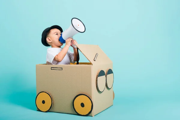 Glückliche Asiatische Kinder Lächeln Fahrenden Spielauto Kreativ Durch Eine Pappschachtel — Stockfoto