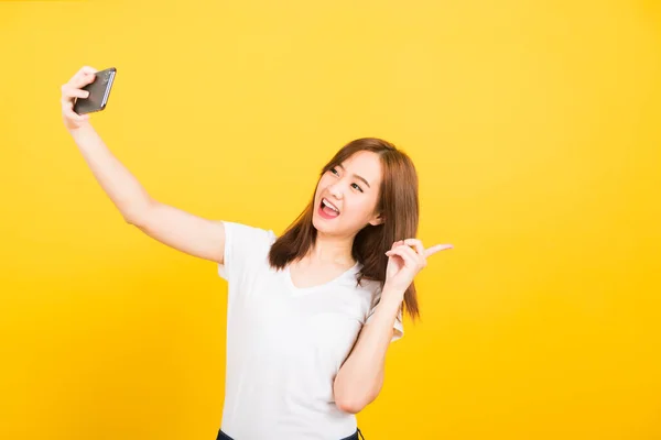 Asian Happy Portrait 아름다운 귀여운 소녀웃는 티셔츠를 Mak Selfie Photo — 스톡 사진
