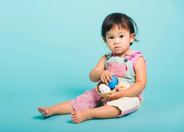 Азійська Мила Маленька Дівчинка Тримає Пасхальне Яйце Кошику Студія Вистрілила — стокове фото