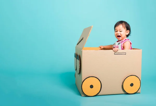Счастливая Азиатская Девочка Улыбается Рулем Игрового Автомобиля Созданного Воображением Картонного — стоковое фото