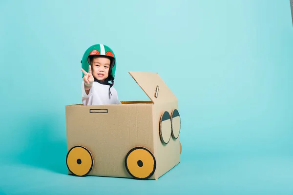 Felice Asiatico Bambini Ragazzo Con Casco Sorriso Nella Guida Auto — Foto Stock