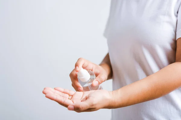 Close Hand Aziatische Jonge Vrouw Die Spray Pomp Dispenser Reiniger — Stockfoto